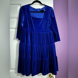 Blue velvet dress with 3/4 sleeves